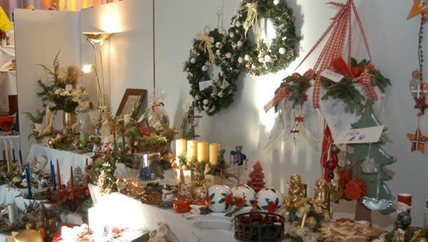 Beim Christkindlmarkt verkaufen Hobbykünstler ihre großen und kleinen Kunstwerke. Beim Christkindlmarkt verkaufen Hobbykünstler ihre großen und kleinen Kunstwerke.