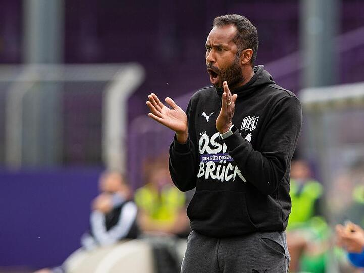 Osnabrücks Trainer Daniel Thioune steht an der Seitenlinie und gibt Anweisungen an seine Spieler. Foto: Guido Kirchner/dpa-Pool/dpa/Archivbild