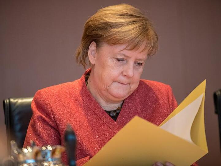 Kanzlerin Angela Merkel schaut vor Beginn der Sitzung des Bundeskabinetts in ihre Akten.