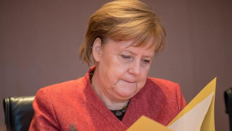 Kanzlerin Angela Merkel schaut vor Beginn der Sitzung des Bundeskabinetts in ihre Akten. Kanzlerin Angela Merkel schaut vor Beginn der Sitzung des Bundeskabinetts in ihre Akten.
