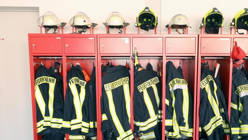 Jacken und Helme der Feuerwehr hängen in einem Schrank. Foto: Bernd Wüstneck/zb/dpa/Symbolbild Jacken und Helme der Feuerwehr hängen in einem Schrank. Foto: Bernd Wüstneck/zb/dpa/Symbolbild