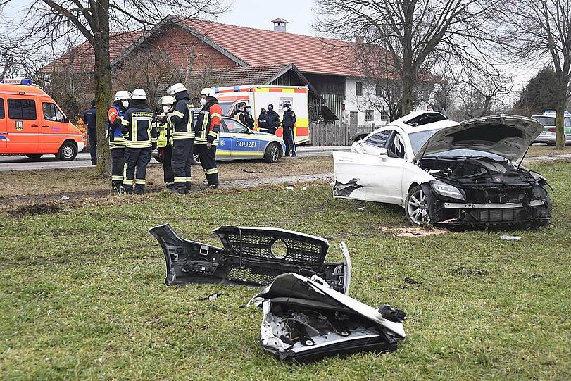Während die Fiat-Fahrerin unverletzt blieb, mussten die beiden schwerverletzten Mercedes-Insassen aus dem Fahrzeug befreit und ins Krankenhaus geflogen werden.
