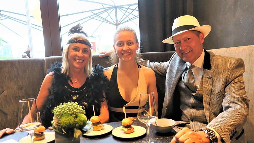 Stilecht zu den schicken Oldtimern vor dem Waca gestylt: die Motorworld-Inhaber-Familie Andreas, Barbara (l.) und Sarah Dünkel. Stilecht zu den schicken Oldtimern vor dem Waca gestylt: die Motorworld-Inhaber-Familie Andreas, Barbara (l.) und Sarah Dünkel.