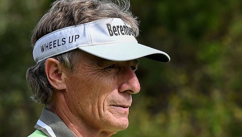 Bernhard Langer beobachtet seinen Ball nach einem Abschlag während der PNC Championship 2022 im The Ritz-Carlton Golf Club in Orlando.