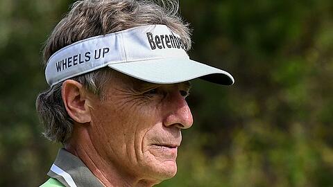 Bernhard Langer beobachtet seinen Ball nach einem Abschlag während der PNC Championship 2022 im The Ritz-Carlton Golf Club in Orlando.