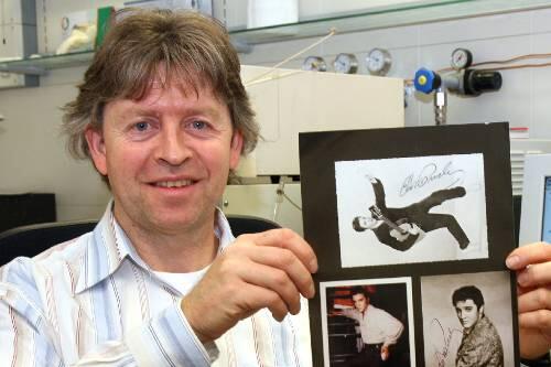 Hans Buchner konnte es in seinem Labor beweisen: Diese drei Autogrammkarten von Elvis Presley sind Fälschungen.