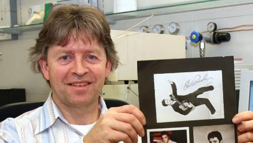 Hans Buchner konnte es in seinem Labor beweisen: Diese drei Autogrammkarten von Elvis Presley sind Fälschungen. Hans Buchner konnte es in seinem Labor beweisen: Diese drei Autogrammkarten von Elvis Presley sind Fälschungen.