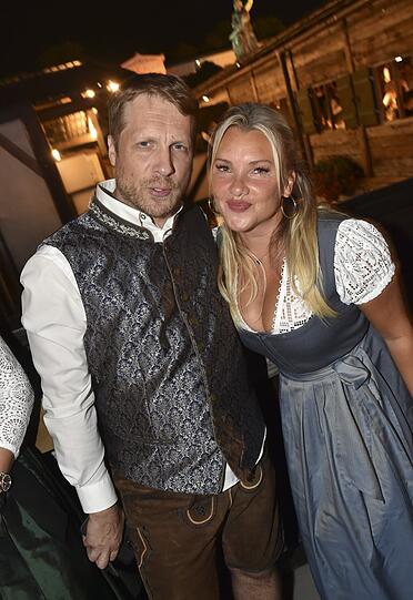 Auch Oliver Pocher und Evelyn Burdecki waren auf dem Wiesnbummel von Cathy Hummels zu Gast.