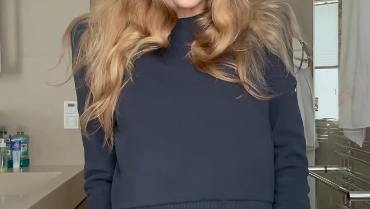 Sophie Hermann zeigt in einem Video mehrere Pflaster, die die in der OP entstandenen Wunden verdecken. Sophie Hermann zeigt in einem Video mehrere Pflaster, die die in der OP entstandenen Wunden verdecken.