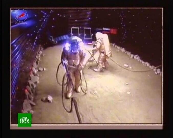 Ein Bildschirmfoto des russischen Fernsehsenders NTV zeigt den Italiener Diego Urbina und seinen russischen Kollegen Alexander Smolejewski bei der Simulation einer Landung auf dem Planeten Mars, aufgenommen in Moskau (Archivfoto vom 14.02.2011).