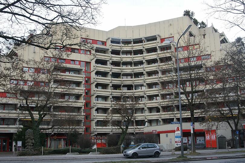 ... in den Fuchsbau, einem Hochhaus an der Ungererstraße.