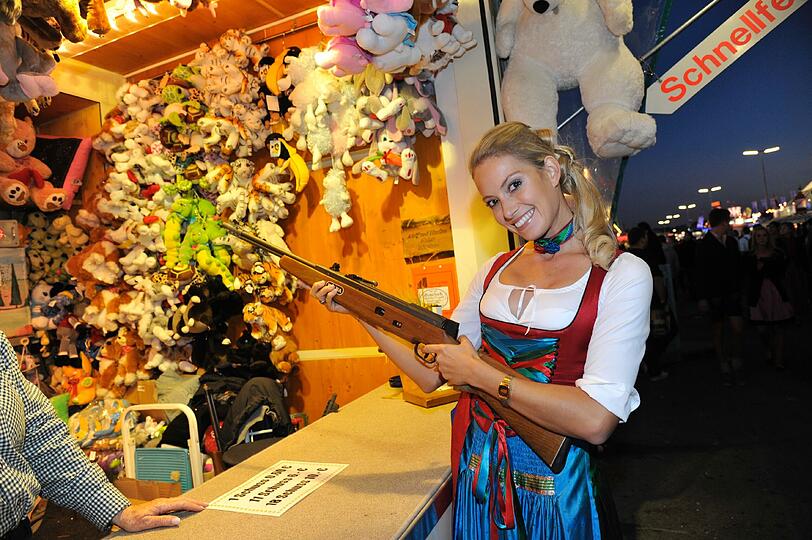 Ob das gut geht? Sky-Moderatorin Sarah Valentina Winkhaus am Schießstand.
