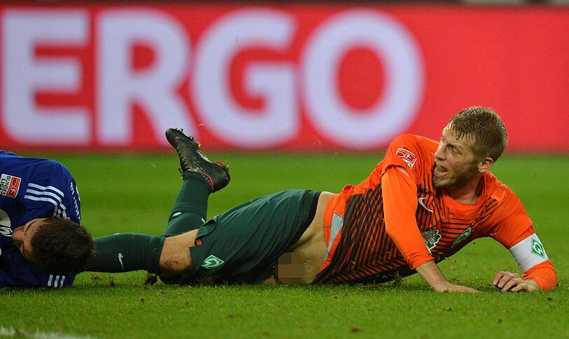 Einen unfreiwilligen Blick auf sein Gemächt gewährte am vergangenen Wochenende der Werder-Fußballer Aaron Hunt...