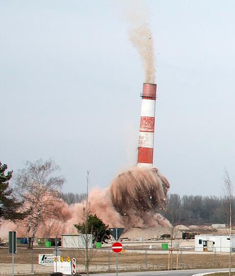 Ein Raffinerie-Schornstein wird gesprengt. Die spektakulären Fotos aus Ingolstadt.