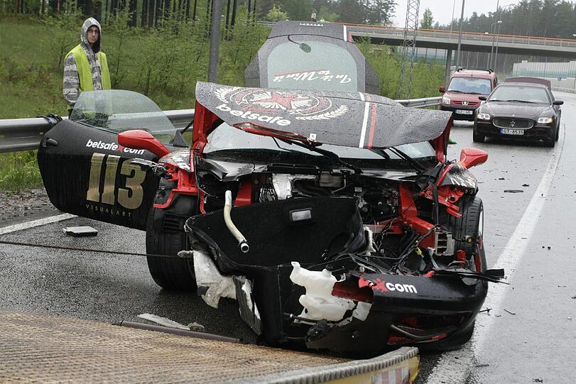 Der Gumball hat aber auch eine dunkle Seite: Auf dem Weg nach Riga ist hat das Team Betsafe.com seinen Super-Ferrari bei einem spektakulären Crash zu Schrott gefahren. Verletzt wurde gottseidank niemand.