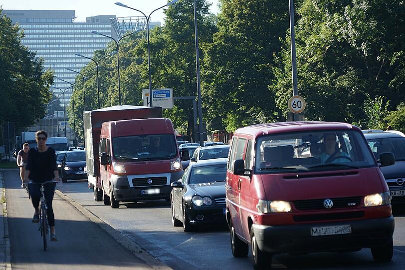 Seit Montagfrüh ist der Isarring Richtung Schwabing auf eine Spur verengt. Und schon bricht im Berufsverkehr das Stau-Chaos aus. Die Bilder vom Mega-Stau.