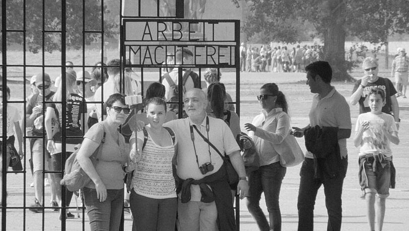 Schön ist das nicht: Ein Selfie vor dem KZ-Schriftzug gilt "Austerlitz" als Inbegriff der Respektlosigkeit.