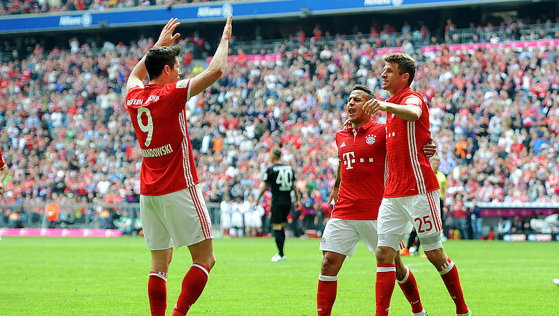 Drei Spieler – sechs Tore: Robert Lewandowski, Thiago und Thomas Müller (v.l.) schießen den FC Bayern zum Sieg gegen den FC Augsburg. Drei Spieler – sechs Tore: Robert Lewandowski, Thiago und Thomas Müller (v.l.) schießen den FC Bayern zum Sieg gegen den FC Augsburg.