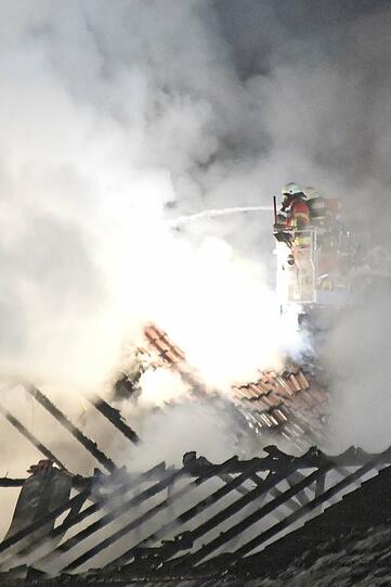 Die Feuerwehr musste bei minus elf Grad gegen die Flammen ankämpfen. Die Bilder vom Einsatz.