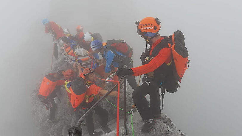 Bilder von der dramatischen Rettungsaktion im Nebel. Bilder von der dramatischen Rettungsaktion im Nebel.