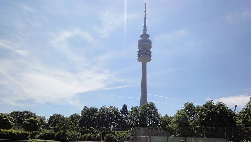 Weil sie mit ihrem Fallschirm unerlaubterweise vom Olympiaturm sprangen, wurden zwei Männer am Mittwoch angezeigt. Weil sie mit ihrem Fallschirm unerlaubterweise vom Olympiaturm sprangen, wurden zwei Männer am Mittwoch angezeigt.