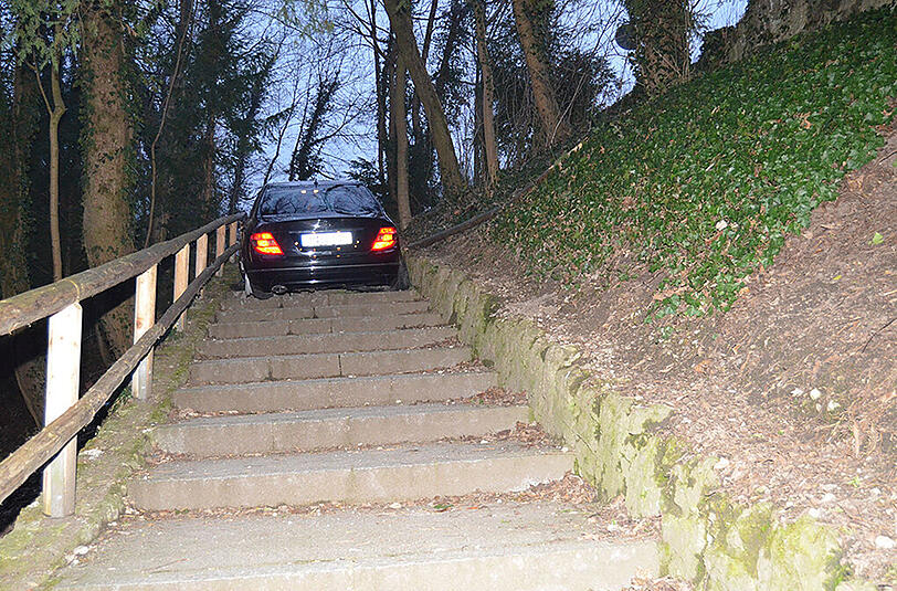 Sieht aus wie eingeparkt. Der demolierte Mercedes auf der Fußgänger-Treppe am Schmiedberg.