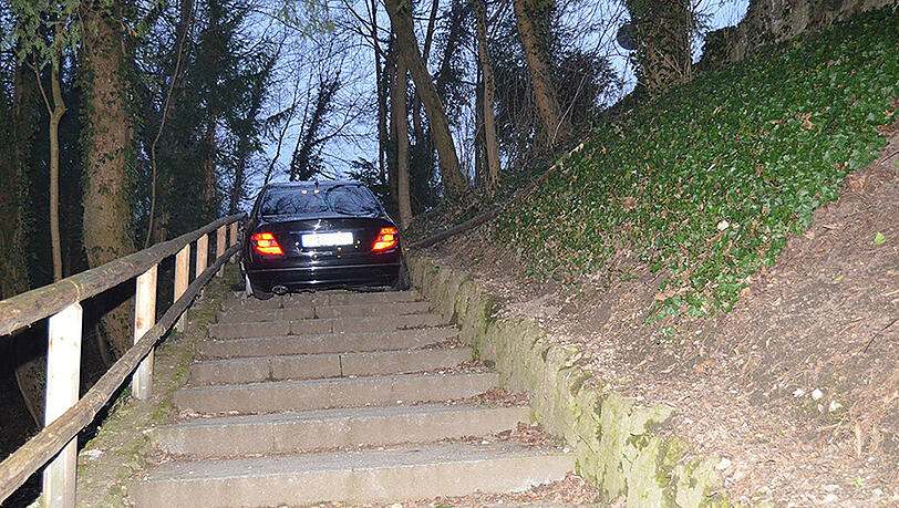Sieht aus wie eingeparkt. Der demolierte Mercedes auf der Fußgänger-Treppe am Schmiedberg. Sieht aus wie eingeparkt. Der demolierte Mercedes auf der Fußgänger-Treppe am Schmiedberg.