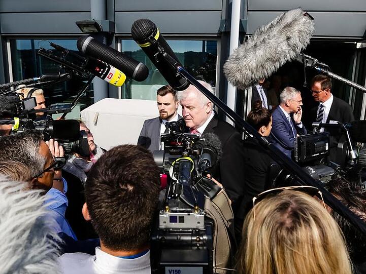 Horst Seehofer, Bundesminister für Inneres, Heimat und Bau, spricht vor der Konferenz zu Journalisten.