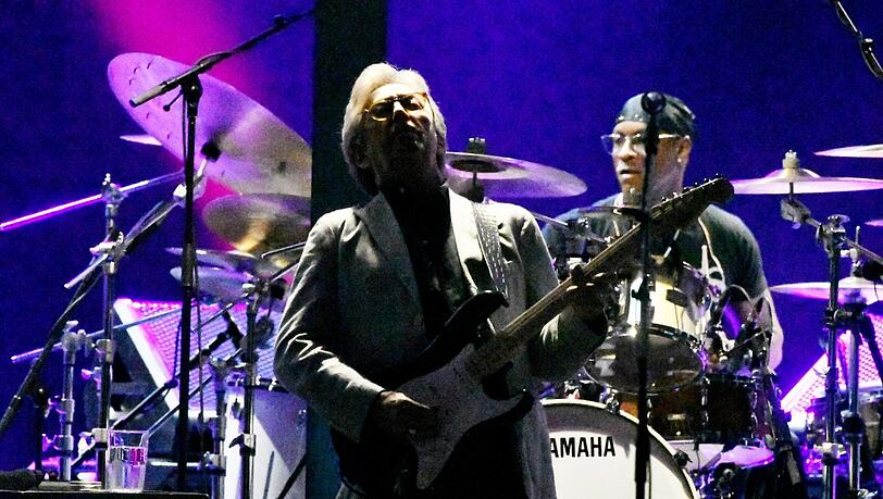 Eric Clapton stand in der Olympiahalle ziemlich im Dunkeln.