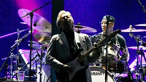 Eric Clapton stand in der Olympiahalle ziemlich im Dunkeln.