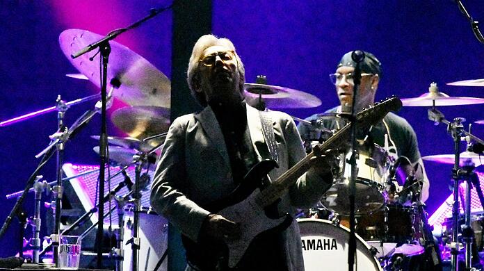Eric Clapton stand in der Olympiahalle ziemlich im Dunkeln.