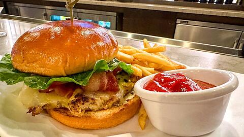 Cheeseburger mit Pommes Frites - keine gute Idee, wenn man sich gesund ernähren will.
