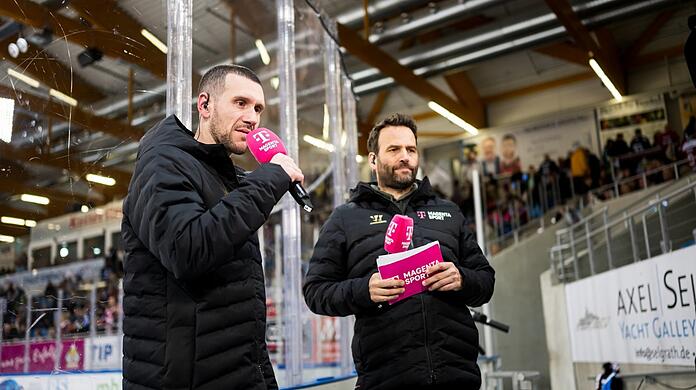 Magentasport-Experte Kai Hospelt (l.) neben Moderator Holger Speckhahn.