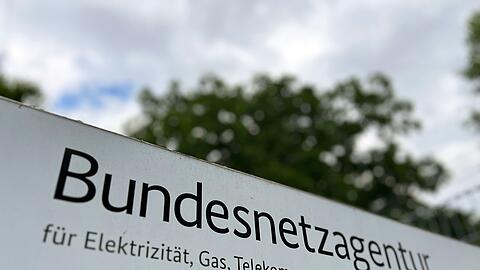 Die Bundesnetzagentur war bei der Festlegung von Regeln nicht unabhängig, so urteilte ein Gericht - deshalb muss sie nun rückwirkend neu über die Regeln entscheiden.