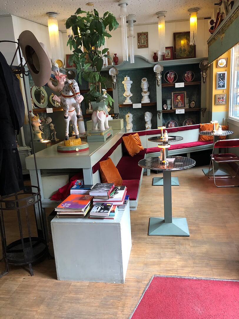Viel Kunst im Gebrüder Keller und Erben. Viel Kunst im Gebrüder Keller und Erben.