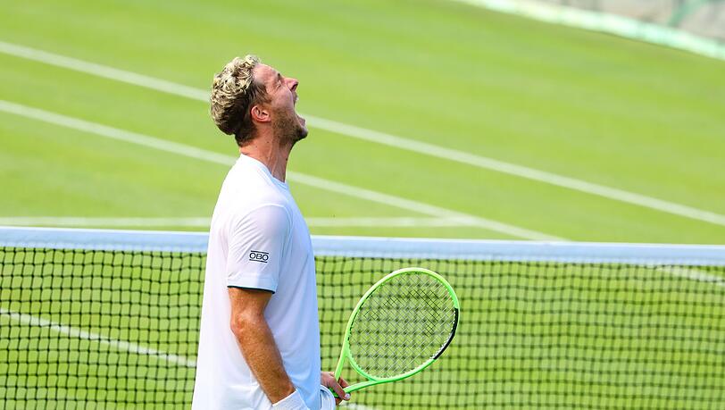 Gl&uuml;cklich und erleichtert feierte Jan-Lennard Struff seinen Zweitrunden-Einzug in Wimbledon.