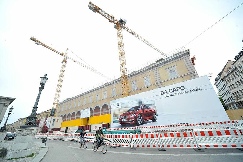 Die ehemalige Residenzpost wird zum "Palais an der Oper". Die neue Fassade ist schon fast fertig.