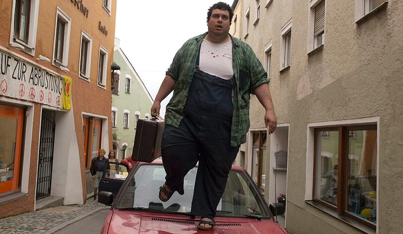Paul (Mathias Kellner) ist auf dem Weg zur Kirche.