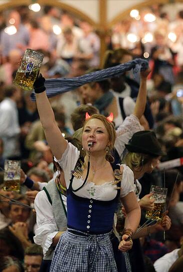 Die emotionalsten Bilder vom Wiesn-Kehraus: Bedienungen feiern am 07.10.2012 in München den traditionellen Kehraus im Höfbräu-Festzelt und beschließen damit ihre arbeitsreiche Zeit auf dem Oktoberfest. Nach 14-tägiger Dauer ging am Sonntag das 179. Oktoberfest zu Ende.