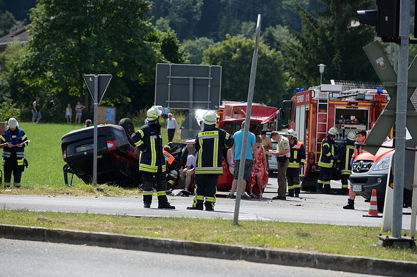 Schwerer Unfall am Bahnübergang St. Georgen: Zwei Autos sind so heftig aneinander gekracht, dass sich ein Pkw überschlug und auf dem Dach liegen blieb. Die Bilder...