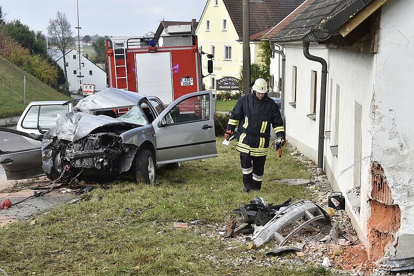 Mit voller Wucht gegen eine Wand: Für die Beifahrerin kam bei dem Unfall jede Hilfe zu spät.