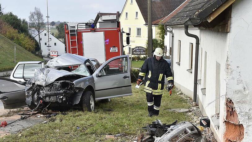 Mit voller Wucht gegen eine Wand: Für die Beifahrerin kam bei dem Unfall jede Hilfe zu spät. Mit voller Wucht gegen eine Wand: Für die Beifahrerin kam bei dem Unfall jede Hilfe zu spät.