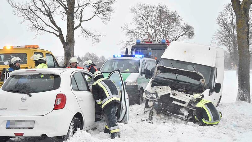 10.30 Uhr bei Holzkirchen (Lkr. Miesbach): Auf der B318 kam es zwischen einem Lieferwagen und einem Pkw zu einem Frontalzusammenstoß. Zudem blieb ein Sattelzug wegen der Schneeverwehungen hängen. Die Bundesstraße musste komplett gesperrt werden.