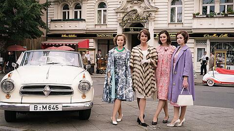 Die Stars der "Ku'damm"-Reihe: Monika (Sonja Gerhardt, l.), Caterina (Claudia Michelsen, m.l.), Helga (Maria Ehrich, m.r.) und Eva (Emilia Schüle. r.) vor der Tanzschule