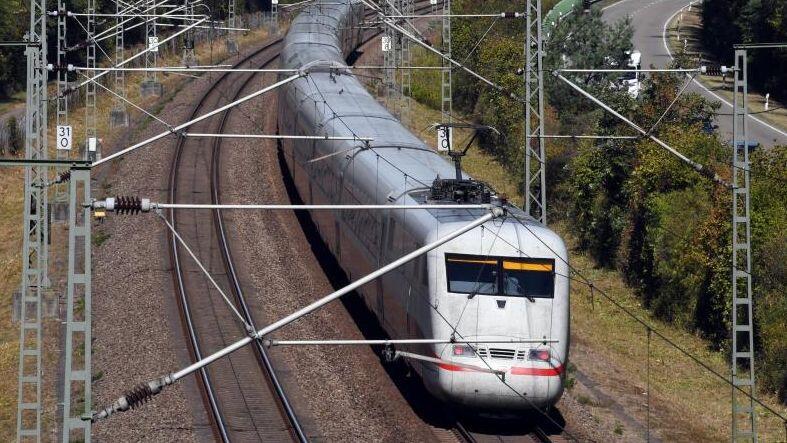 Ein ICE der Deutschen Bahn fährt über Gleise. Foto: Uli Deck/dpa/Archivbild