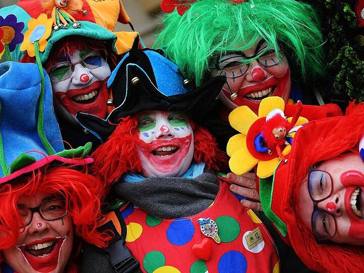 Eine Gruppe von Clowns feiert in Mainz.