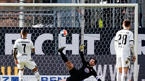 Per Foulelfmeter fällt der Führungstreffer für Sandhausen.