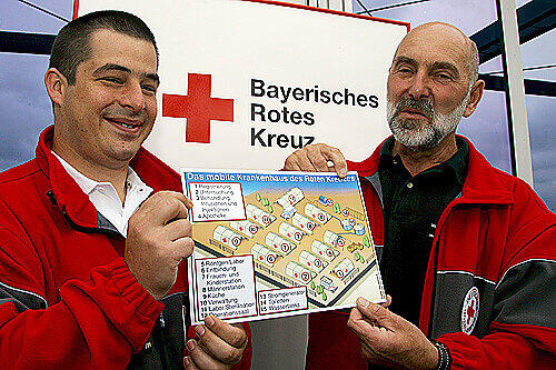 Sie helfen in China: Michael Breunig (l.) und Johann Keppeler vom BRK bauten das Feldhospital auf