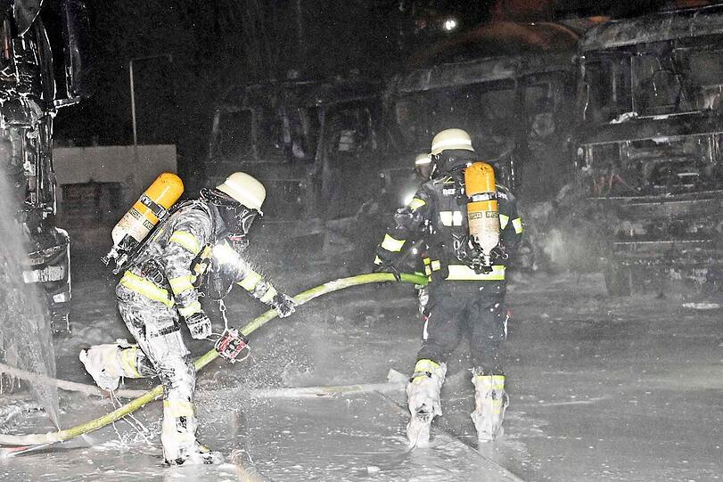 Brandstiftung im Gewerbepark in der Detmoldstraße? Auf dem Werksgelände der Firma Max Bögl brannten an verschiedenen Stellen sechs Betonmischer, ein Radlader und ein Förderband lichterloh.