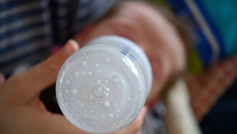 Ein Kleinkind hat seine Flasche auf ex gelehrt - und wurde dafür auf einem Volksfest angefeuert (Symbolbild).